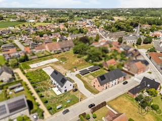 <p><span>Ontdek de charme van Asper, een sfeervolle deelgemeente van Gavere, waar een uniek nieuwbouwproject op u wacht. Gelegen in een bevoorrechte omgeving, op slechts 15 minuten rijden van de bruisende stad Gent, presenteert dit project 12 prachtige nieuwbouwwoningen. In elke woning is er de mogelijkheid om een vierde tot zelf een vijfde slaapkamer te voorzien. De woningen lot 1, 2 en lot 6 tot en met 12 hebben een afgewerkte zolderkamer in de prijs inbegrepen.<br /></span><br /><span>Dit woonproject bevindt zich in een licht en rustig gebied, een ware oase van sereniteit. Een woonerf waar rust en groen samenkomen, biedt u een unieke levensstijl weg van de drukte van alledag. Het is de perfecte balans tussen de levendige stad en de vredige natuur.</span><br /><span>Om uw comfort te optimaliseren, bieden wij de mogelijkheid om een carport of staanplaats aan te kopen. Voor €20.000 (exclusief kosten) kunt u genieten van de beschutting van een carport, terwijl een staanplaats, exclusief kosten, beschikbaar is voor €12.500. U heeft de vrijheid om te kiezen welke optie het beste bij uw wensen past.<br /></span><br /><span>Stap binnen in uw droomhuis, waar comfort en stijl samenkomen in deze volledig sleutel-op-de-deur afgewerkte woningen. Elk detail is zorgvuldig overwogen, waardoor u meteen kunt genieten van uw nieuwe thuis in Asper.</span><br /><span>Volgens het voorziene lastenboek heeft u de keuze om deze ruimtes in te richten volgens uw eigen smaak en voorkeuren.<br /><br />Bezoek na afspraak met immo beguin: emiel@immobeguin.be<br /></span></p>