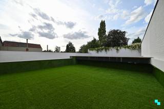 Ontdek dit volledig vernieuwd duplexappartement met <strong>vier slaapkamers,</strong> een riante woonkamer en een aangenaam zonneterras in hartje Wevelgem. Het gebouw werd in 2025 volledig vernieuwd en vergund tot een kleinschalige residentie bestaande uit twee appartementen en drie garageboxen. Het betreffende appartement heeft een bewoonbare oppervlakte van maar liefst 176m² (volgens opmetingen) en is volledig instapklaar. Doorrit naar de garages en mogelijkheid tot aankoop garage à €29.500. Inkomhal, badkamer met toilet, inloopdouche en wastafelmeubel, de volledig geïnstalleerde keuken en de riante leefruimte met annex zonneterras. Ruime nachthal, apart toilet en vier ruime slaapkamers. Fantastisch zonneterras aansluitend het leefgedeelte op de 1ste verdieping. CV op aardgas | Elektriciteit conform | Asbestveilig | EPC label C (geen renovatieverplichting) | Plattegrond hieronder te downloaden. Laurence (BIV 541 501) organiseert voor dit appartement de bezoeken, mits het maken van een afspraak.