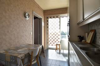 Op zoek naar een lichtrijk en instapklaar appartement op een toplocatie? Of eerder op zoek naar een interessante investering? Dan is dit appartement absoluut het bekijken waard!<br /><br />Dit aangename appartement is gelegen in het hartje van Gullegem, op een uitstekende locatie waar alle dagelijkse voorzieningen vlot bereikbaar zijn. Het appartement bevindt zich op de 4de verdieping van residentie “De Gulle” en is eenvoudig bereikbaar met de lift.<br /><br />Indeling als volgt:<br />Via de inkomhal, voorzien van een handige vestiaire/voorraadkast, kom je terecht in de lichtrijke leefruimte. Dankzij de grote raampartijen geniet je hier van een aangename natuurlijke lichtinval. Aansluitend bevindt zich de geïnstalleerde keuken.<br /><br />Verder beschikt het appartement over een badkamer met ligbad en lavabomeubel, 2 volwaardige slaapkamers en een apart toilet. Aparte wasplaats met extra opbergmogelijkheden.<br /><br />Een absolute troef is het zonnige terras, dat zich uitstrekt over de volledige breedte van het appartement. Hier kan je heerlijk genieten van het buitenleven en het mooie, open zicht. De omgevingswerken zijn momenteel volop aan de gang. Binnenkort geniet je hier bovendien van een groene omgeving met zicht op het vernieuwde landschap en de kronkelende Heulebeek!<br /><br />Individuele kelderberging én garagebox zijn inbegrepen in de vraagprijs!<br /><br />Onze ref. DEV5175