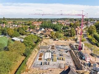Ontdek Floribel, een eigentijds nieuwbouwproject op een rustige en centrale locatie in Aalbeke, in de groene rand van Kortrijk. Hier geniet je van een aangename woonomgeving met winkels, scholen en openbaar vervoer in de buurt én een vlotte verbinding met de E17.Binnen het project worden 3 halfopen bebouwingen aangeboden. Deze ruime gezinswoningen combineren een hedendaagse architectuur met optimaal wooncomfort en veel aandacht voor energiezuinigheid. Elke woning beschikt over 3 slaapkamers, een ruime zolder en een privatieve tuin: ideaal voor gezinnen die op zoek zijn naar ruimte, rust en comfort.Ook energetisch zijn de woningen helemaal klaar voor de toekomst. Dankzij onder meer vloerverwarming, een warmtepomp en zonnepanelen geniet je het hele jaar door van een aangenaam binnenklimaat en een laag energieverbruik.De halfopen bebouwingen zijn beschikbaar vanaf € 461.846, exclusief kosten.Kies voor ruimte, energiezuinigheid en een uitstekende ligging. Ontdek de 3 halfopen woningen van Floribel in Aalbeke en maak van één van deze nieuwbouwwoningen jouw nieuwe thuis.
