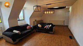 <strong>Te renoveren appartement op de tweede verdieping.</strong><br /><br />Centrale ligging nabij het centrum van Maasmechelen en de autostrades richting Nl. en Brussel/A’pen.  <br /><br />Dit appartement bestaat uit een inkomhal , een ruime living, een aparte keuken met aansluitend een berging. Daarnaast is er een badkamer met bad en wasbak, 2 slaapkamers en een apart toilet. <br /><br />Het appartement is verhuurd.<br /><br />Er is geen lift en dus weinig gemeenschappelijke kosten.<br /><br />Aan de achterzijde van het gebouw bevindt er zich een vaste autostaanplaats.<br /><br />Vergunning uitgereikt /Woongebied/Geen rechterlijke herstelmaatregel of bestuurlijke maatregel opgelegd/Geen voorkooprecht/Geen verkavelingsvergunning /P-score D/G-score A.