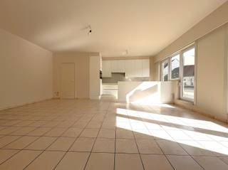 <p><span>Instapklaar gelijkvloers appartement met garage</span></p><p><span>Dit instapklare gelijkvloers appartement is gelegen in het centrum van Appels en werd recent geschilderd . Dankzij de gelijkvloerse ligging, de aangename lichtinval, de aanwezigheid van een garage en de praktische indeling is dit een comfortabele woonst die meteen kan worden betrokken.</span></p><p><span>Via de inkomhal kom je in de zeer lichtrijke leefruimte met open, ingerichte keuken. De keuken is uitgerust met een dampkap, fornuis, combi-oven, koelkast en dubbele spoelbak en sluit aan op een gezellige toog met vier krukken. Aansluitend bevindt zich een ruime berging met plaats voor een wasmachine.</span></p><p><span>Het appartement beschikt over twee slaapkamers van respectievelijk ca. 15 m² en 12 m². De badkamer is uitgerust met een heerlijk bubbelbad. Verder is er een afzonderlijk toilet.</span></p><p><span>Een grote meerwaarde is de bijhorende garagebox. Daarnaast beschikt het appartement over een private kelder en is er een gemeenschappelijke fietsenberging beschikbaar.</span></p><p><span>Een praktische en comfortabele woonst op een centrale ligging, ideaal voor wie op zoek is naar een instapklaar appartement met voldoende bergruimte en een eigen garage.</span></p><p><span>Onmiddellijk beschikbaar.</span></p><p><span>Huurprijs: 850/maand + 60 gemeenschappelijke kosten.</span></p><p><span>Voor verdere info of bezoek ter plaatse contacteer Immo Twins op het nummer 052/55.55.55 of via info@immotwins.be</span></p>