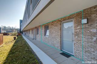 INSTAPKLAAR APPARTEMENT MET 2 SLAAPKAMERS EN AUTOSTAANPLAATS IN HET CENTRUM VAN BILZEN<br /><br />Dit gezellig, hedendaags appartement is gelegen in hartje Bilzen en omgeven door verschillende winkels en faciliteiten. De op- en afritten van de autostrades bevinden zich op 5 minuten rijden waardoor men eveneens geniet van een vlotte verbinding naar andere dorpen en steden.<br /><br />De inkom van deze residentie is gelegen tussen de Hema en de Zeeman, aan de kant van de Hema. Het appartement zelf is op de 1<sup>ste</sup> verdieping gelegen en bereikbaar via de trap of de lift. Men passeert een buitenpad met zicht op de binnentuin en aan het einde is het appartement gelegen.<br /><br />De indeling van het appartement is als volgt:<br />- Inkomhal.<br />- Woonkamer met open keuken. De keuken is voorzien van een inbouwkoelkast, oven en een kookplaat met afzuigkap.<br />- Berging met aansluiting voor het wasmachine. <br />- Nachthal.<br />- 2 slaapkamers.<br />- Badkamer. De badkamer is voorzien van een bad-douche combinatie en een wandmeubel met lavabo.<br />- Toilet.<br />- Overdekt terras.<br /><br />Het appartement is beschikbaar vanaf 1/11/2026. <br /><br /><br />De gemeenschappelijke kosten bedragen €65/maand.<br />Het appartement beschikt over een ondergrondse parkeerplaats en een gemeenschappelijke fietsenstalling.<br /><br />Wilt u graag een bezichtiging inplannen in dit instapklare appartement in het centrum van Bilzen? Contacteer ons dan vrijblijvend via info@matisimmo.be.