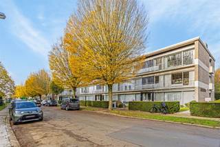 <p><span>Stijlvol gelijkvloers appartement op toplocatie in Edegem.</span></p><p><span> </span></p><p><span> </span></p><p><span>Dit prachtige, recent gerenoveerde gelijkvloers appartement bevindt zich op een toplocatie in Edegem en biedt alle comfort voor een eigentijdse levensstijl. </span></p><p><span> </span></p><p><span> </span></p><p><span>Het appartement is afgewerkt met hoogwaardige, moderne materialen en geniet van een overvloed aan natuurlijke lichtinval.</span></p><p><span> </span></p><p><span> </span></p><p><span>Indeling en kenmerken:</span></p><p><span> </span></p><p><span>- Ruim leefgedeelte met veel lichtinval en moderne afwerking.</span></p><p><span> </span></p><p><span>- Twee slaapkamers en een extra ruimte die perfect kan dienen als bureau of dressing.</span></p><p><span> </span></p><p><span>- Keuken en badkamer in hedendaagse stijl met alle nodige voorzieningen. </span></p><p><span> </span></p><p><span>- vrij vanaf 1 november 2026</span></p><p><span> </span></p><p><span> </span></p><p><span>Geniet van een rustige en toch centrale ligging met vlotte bereikbaarheid naar alle voorzieningen. </span></p><p><span> </span></p><p><span>Ideaal voor wie comfortabel wil wonen op een uitstekende locatie. Garagebox inclusief.</span></p><p><span> </span></p><p><span>Maandelijkse kosten: ca 85 EUR (water gemeenschappelijk)</span></p><p><span> </span></p><p><span>Interesse? Contacteer ons voor meer informatie of om een bezichtiging in te plannen!</span></p>