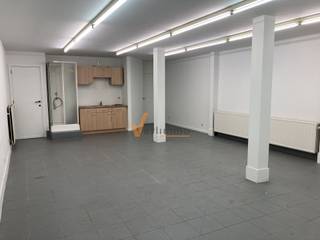 <p><span>AANTREKKELIJK COMMERCIEEL PAND IN SCHOTEN</span></p><p><span> </span></p><p><span>Dit veelzijdige handelsgelijkvloers is gelegen in het hart van Schoten, op een uitstekende locatie met goede zichtbaarheid en bereikbaarheid. Het pand biedt ideale mogelijkheden voor diverse commerciële doeleinden en is perfect geschikt voor ondernemers die een goed gepositioneerd handelspand zoeken.</span></p><p><span> </span></p><p><span>Het pand beschikt over een ruime winkelruimte aan de voorzijde met grote raampartijen die veel natuurlijk licht binnenlaten en uitnodigende etalagepresentatie mogelijk maken. </span></p><p><span> </span></p><p><span>Aan de achterzijde vindt u een goed uitgeruste backoffice zone met praktische voorzieningen, waaronder een kitchenette met waterpunt en kasten. Deze ruimte is ideaal voor administratie, voorraadbeheer en personeelsfaciliteiten.</span></p><p><span> </span></p><p><span>Een aanzienlijk voordeel is de beschikking over een garage. Dit biedt extra mogelijkheden voor opslag of voertuigenparking. </span></p><p><span> </span></p><p><span>- </span><span>onmiddellijk beschikbaar</span></p>