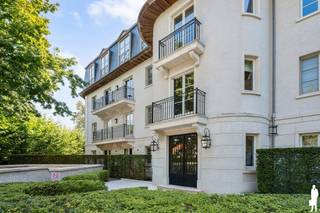 <p><strong>Op wandelafstand van het centrum Brasschaat, gelijkvloers villa-appartement (ca. 219 m²) met riant terras van ca. 48m²gelegen in Donkshof. Een realisatie van Costermans Projecten. <br /></strong><br /><strong><u>Indeling<br /></u></strong><br />- <strong>Inkomhal</strong> op beige tegels met gastentoilet en <strong>ingemaakte vestiairekast.</strong><br />- Via een glazen deur betreedt men de <strong>royale</strong> en lichtrijke <strong>leefruimte</strong> (ca. 86 m²) op parketvloer en een mooie plafondhoogte. Deze ruimte is opgedeeld in een zit -en eetgedeelte. De living is voorzien van airco.<br />- Het sfeervolle eetgedeelte biedt voldoende ruimte voor een royale eettafel.<br />- Het zitgedeelte beschikt over gas openhaard met fraaie marmeren schouw en biedt toegang tot het privatieve <strong>terras</strong> (ca. 48 m²). Het terras op natuursteen is deels overdekt én deels open én voorzien van wandverlichting, buitenkraantje én automatische zonneschermen.</p>
<p>- <strong>Gesloten </strong><strong>eetkeuken</strong> (ca. 22 m²), voorzien van een centraal keukeneiland met dubbele gootsteen, barzitgedeelte (3p) en alle inbouwapparatuur: o.a. Miele-vaatwasser, Atag combi-oven, Miele inbouwkoffiemachine, Atag kookvuur en geïntegreerde Atag friteuse. Ingebouwde muziek.<br /><br />- Nachthal geeft toegang tot twee royale en lichtrijke slaapkamers, elk met eigen badkamer.<br />- Hoofdslaapkamer bestaande uit slaapkamer (ca. 23 m²) op parketvloer en voorzien van airco, aparte <strong>dressing</strong> (ca. 12 m²) en ensuite badkamer (14,5 m²) afgewerkt met beige natuurstenen tegels en voorzien van een ingewerkt ligbad, dubbel lavabomeubel met mengkranen en hangtoilet. Eveneens muziek aanwezig. <br />- <strong>Tweede slaapkamer</strong> (ca. 19 m²) eveneens op parketvloer, met aanpalende douchekamer voorzien van lavabomeubel, hangtoilet en douche in natuurstenen mozaïek, hoofddouche en zijsproeiers. Aansluitend bevindt zich de <strong>wasplaats</strong> en de achterliggende technische ruimte.<br />- Ondergrondse <strong>Dubbele garagebox</strong> met plaats voor twee wagens en voorzien van automatische sectionaalpoort.<br /><br /><strong><u>Algemeen<br /></u></strong>- Perfect onderhouden appartement, voorzien van een hoogwaardige afwerking.<br />- Volledig omheinde gemeenschappelijke en volgroeide tuin.<br />- Verwarming op gas (ATAG-installatie), aparte 200L boiler.<br />- Het volledige appartement is voorzien van vloerverwarming (individueel regelbaar per kamer) en extra sierradiatoren in de badkamers.<br />- Bticino video – en parlofoon aanwezig.<br />-Domotica Bticino My Home : lichtsturing in leefruimte en ouderslaapkamer<br />- Veiligheidsdeur.<br />- Alarminstallatie: contactpunten op ramen en deuren en bewegingsdetectie in living en hal. <br />- Automatische toegangspoort :zowel vanaf het wandelpad als vanaf de oprit.<br />- Lift aanwezig<br />- Schillemans parketvloeren<br />- Interhaus keuken<br />- Torfheide tuinaanleg <br />- INCLUSIEF MEUBELEN excl. hoekkastje<br />- De maandelijkse lasten zijn <span>inclusief het aandeel </span>in de opbouw van het reservekapitaal. <br />*Stedenbouwkundige inlichtingen in aanvraag</p>