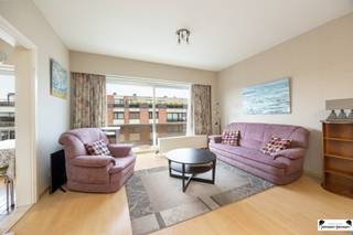 <p><span>Zeer goed onderhouden appartement met dubbele garage op toplocatie in Schoten!</span></p><p><span>In een bijzonder rustige, doodlopende straat in hartje Schoten vinden we dit </span><span>goed onderhouden appartement</span><span> dat, ondanks een lichte opfrissing, een goede basis en veel potentieel biedt. Dankzij de gunstige ligging en de leuke indeling is dit een ideale woonst voor starters, koppels of investeerders.</span></p><p><span>Bij het binnenkomen treffen we de </span><span>originele, maar nette keuken</span><span>, uitgerust met spoelbak en dampkap. Aansluitend bevindt zich de </span><span>lichtrijke leefruimte</span><span> op laminaatvloer, waar grote ramen zorgen voor een aangename lichtinval en een open gevoel.</span></p><p><span>Via de nachthal bereiken we </span><span>twee volwaardige slaapkamers</span><span>.</span></p><ul><li><span>De </span><span>master bedroom</span><span> is ruim en biedt voldoende plaats voor een dubbel bed en meerdere kasten.</span></li><li><span>De tweede slaapkamer geeft rechtstreeks toegang tot het </span><span>Oost-georiënteerde balkon</span><span>, ideaal om in alle rust van de ochtendzon te genieten.</span></li></ul><p><span>Aan de voorzijde van het gebouw is er bovendien nog een </span><span>extra balkon</span><span>, wat het appartement een extra buitenruimte en openheid geeft.</span></p><p><span>De </span><span>badkamer</span><span> is praktisch ingericht met een ligbad met sproeikop, een enkele lavabo en aansluitingen voor wasmachine en droogkast. Verder is er een </span><span>ruime berging</span><span>, die voor heel wat extra opbergruimte zorgt.</span></p><p><span>Een absolute meerwaarde is de </span><span>dubbele garagebox</span><span>, waar gemakkelijk twee wagens in passen een zeldzame troef in deze buurt.</span></p><p><span> </span></p><p><span>Kenmerken</span><span>:</span></p><p><span>- EPC: 176 kWh/(m2jaar), label B</span></p><p><span>- Dubbele garagebox inbegrepen in de prijs</span></p>