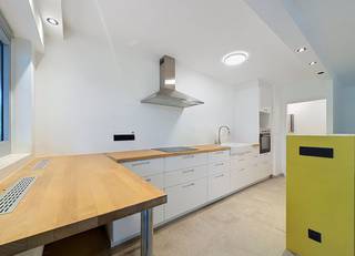 Vous recherchez un appartement confortable et prêt à emménager dans un emplacement privilégié ? Ce spacieux appartement d'une chambre situé au Nachtegaallaan 14 à Hoboken offre l'équilibre parfait entre repos et excellente accessibilité. Avec un aménagement spacieux et une jolie terrasse où vous pourrez vous détendre, c'est l'endroit idéal pour rentrer chez vous.Disposition :- hall d'entrée- salon avec cuisine ouverte- rangement adjacent à la cuisine- grande terrasse- chambre- toilettes séparées - salle de bainAvantages supplémentaires :- appartement spacieux- ascenseur- bon label EPC B- disponible immédiatement- bon score mobile : 8,8/10Les frais fixes mensuels sont de 175 euros par mois pour les frais des parties communes. (eau et chauffage inclus)Cet appartement à louer à Hoboken vous intéresse ? N'hésitez pas à soumettre une demande de visite via notre site web via la barre rouge qui y est prévue.Vous souhaitez également vendre ou louer votre propriété ? Nous sommes heureux de vous aider. Toujours à votre service pour répondre à toutes vos questions sur l'immobilier.
