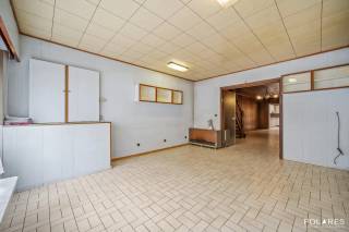 Bezoekmoment vrijdag 16/10. Plan uw bezoek via www.polares.eu<br /><br />Op zoek naar een woning die je volledig naar eigen smaak kan vormgeven? Deze te renoveren woning is rustig gelegen in een doodlopende straat en combineert een aangename ligging met de nabijheid van alles wat Aarschot te bieden heeft. Het centrum ligt op amper 5 minuten wandelen en ook het station bevindt zich vlakbij. <br /><br />Momenteel zijn er 3 slaapkamers aanwezig, terwijl de ruime zolder de mogelijkheid biedt om nog 2 extra slaapkamers te creëren. Achteraan de woning bevindt zich bovendien een aparte ruimte van ongeveer 15 m², die perfect kan dienen als bureau of hobbyruimte. <br /><br />De woning heeft een bewoonbare oppervlakte van 153 m² (volgens EPC) en is gelegen op een perceel van 385 m².<br /><br />Dankzij de rustige ligging, de nabijheid van het centrum en het station en de vele uitbreidingsmogelijkheden is dit een woning met bijzonder veel potentieel voor wie op zoek is naar een renovatieproject op een centrale locatie in Aarschot.