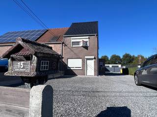 Instapklare, met zorg gerenoveerde woning op een uitzonderlijk rustige en landelijke locatie in een doodlopende straat. De woning beschikt over 2 slaapkamers, een zolder, een ruime achterinkom/veranda en royale bergruimte. Daarnaast geniet u van een onderhoudsvriendelijke buitenruimte, voldoende parkeergelegenheid en een uitstekende bereikbaarheid.<br /><br />De woning werd met zorg gerenoveerd met oog voor comfort en energiezuinigheid: nieuwe draai-kiepramen met HR-glas, binnenmuurisolatie in de keuken, leefruimte en slaapkamers en een volledig vernieuwd en geïsoleerd dak. De woning is volledig conform voor verhuur en beschikt over een conformiteitsattest (CA).<br />Alle ramen zijn voorzien van manueel bedienbare rolluiken of optrekgordijnen of lamellen. De woning is volledig voorzien van verlichtingsarmaturen.<br /><br />🗝️ 𝗣𝗿𝗮𝗸𝘁𝗶𝘀𝗰𝗵𝗲 𝗵𝘂𝘂𝗿𝗶𝗻𝗳𝗼𝗿𝗺𝗮𝘁𝗶𝗲<br />Huurprijs: € 1 200 p.m. | Onmiddellijk beschikbaar<br />Hwb: 3 maanden | EPC-label D<br />HC.: woninghuur (1 jaar overgaand in 9 jaar) <br />Plaatsbeschrijving door expert op gem. kosten (50/50) <br /><br />✨ 𝗗𝗶𝘃𝗲𝗿𝘀𝗲𝗻:<br />Centrale verwarming op stookolie met radiatoren. | Airco in leefruimte<br />Individuele tellers E + W. <br />Achterliggende garages zijn niet inbegrepen, de open poort zal worden dichtgemaakt. <br />Vaatwasmachine, oven en microgolfoven mogen kosteloos verder gebruikt worden.<br /><br />📞 Interesse? Contacteer ons snel voor een bezoek via mail mét vermelding telefoonnummer: info@dekrem.be.<br />Bekijk meer info op onze website: www.dekrem.be.