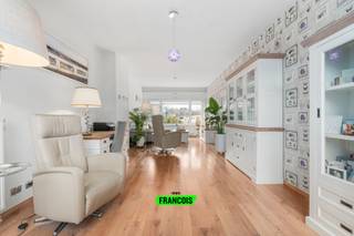 Deze woning bevindt zich in een rustige woonwijk, op slechts een boogscheut van het bruisende stadscentrum. Dankzij de ligging in een eenrichtingsstraat geniet u van alle voordelen van het stadsleven, met winkels zoals een apotheek, bakker, slager en groentewinkel in de directe omgeving zonder enige vorm van overlast.<br /><br />Bij het betreden van de woning verwelkomt de inkomhal u met een gastentoilet, waarna u wordt geleid naar de lichte en ruime woonkamer. Dankzij de grote raampartijen baadt deze ruimte in natuurlijk zonlicht, zowel in de voormiddag als in de namiddag. De uitgevoerde renovaties zorgen voor een frisse, moderne uitstraling. Aansluitend bevindt zich de volledig uitgeruste open keuken, voorzien van alle hedendaags comfort.<br /><br />Op het gelijkvloers vindt u ook een praktische was- en berging met toegang tot de handige kelder. Achteraan geniet u van een gezellige, onderhoudsvriendelijke stadstuin met tuinhuis, ideaal om in volledige privacy tot rust te komen. Via de trap in de inkomhal bereikt u de eerste verdieping met drie ruime slaapkamers en een gerenoveerde badkamer.<br /><br />Renovaties &amp; vernieuwingen:<br /><br />• 2007: vloeren, veranda, keuken, chauffage, ramen en terras<br /><br />• 2010: tuin aangelegd met tuinarchitect alsook het voorzien van een nieuw kwalitatief terras, ruim tuinhuis en afsluitingen.<br /><br />• 2016: isolatie van voorgevel en achtergevel alsook isolatie van spouwmuren, nieuwe badkamer en sanitair<br /><br />• 2021: nieuwe verwarmingsketel, elektrische rolluiken en nieuwe keukentoestellen<br /><br />Mis deze kans niet en plan vandaag nog uw bezoek aan deze kwalitatieve, instapklare woning!<br /><br />