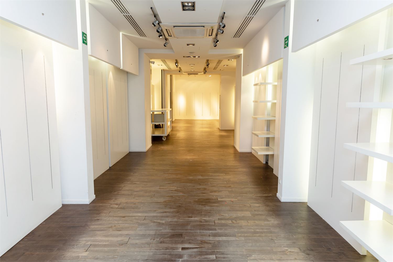 INSTAPKLAAR GELIJKVLOERS 140 M2 TOPLOCATIE - foto 3