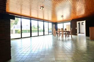 De ruime woning is gelegen op fietsafstand van het levendige, gezellige centrum van Zomergem en is vlot bereikbaar. Talrijke handelszaken, scholen...