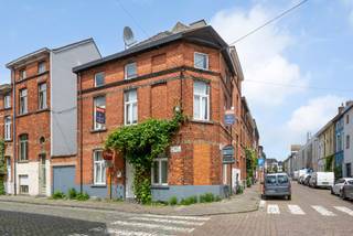 Bent u op zoek naar een renovatieproject met tal van mogelijkheden? Dan is deze woning in Sint-Amandsberg precies wat u zoekt!Deze te renoveren...