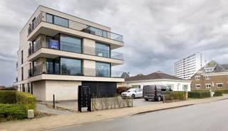 Appartement met hoogstaande afwerking op een topligging vlakbij de zee!Omschrijving:inkomhal, berging, afzonderlijk toilet, badkamer met inloopdouche...