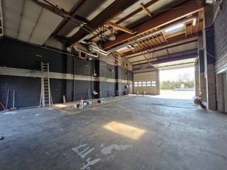 Een veelzijdig magazijn, ideaal gelegen in Braine-l'Alleud, met een totale oppervlakte van ± 180 m² en een plafondhoogte van 7 m, aangevuld met...