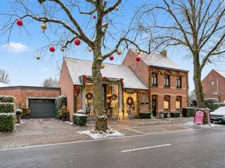 Karaktervolle handelswoning dat enerzijds bestaat uit een gerenoveerd handelsgedeelte met garage en apart toilet en kitchenette dat momenteel...