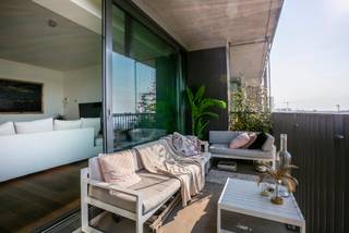 <p>Dit sublieme appartement van ca 130 m² bevindt zich op de derde verdieping van de prestigieuze residentie “Hoopnatie” aan de Cockerillkaai. Op een toplocatie in hartje Zuid met tal van restaurants, winkels en gezellige cafeetjes nabij. <br /><br />Grootste troef van het appartement is ongetwijfeld het ongestoord uitzicht op de Schelde. Dankzij de grote kamerhoge raampartijen die voorzien zijn over de volledige breedte van het appartement, kunnen zowel leefruimte als open keuken genieten van een prachtig uitzicht en een aangename lichtinval. Bovendien is het vanop het terras van ca 10 m² zalig genieten van de namiddag- en avondzon. <br /><br />De ruime leefruimte is afgewerkt met een stijlvolle eiken parketvloer. De volledig ingerichte open keuken is voorzien van een gezellig eiland. Alle toestellen zijn netjes weggewerkt. Via de nachthal bereikt u de twee slaapkamers die zich aan de rustige achterzijde bevinden. Deze kunnen gebruikmaken van de badkamer met ligbad/douche en lavabo. Een toilet is apart voorzien.<br /><br />Een aparte berging voorziet de nodige bergruimte en beschikt over aansluiting voor wasmachine en droogkast. <br /><br />Bovendien is een private kelderberging reeds begrepen in de huurprijs. Er is ook de mogelijkheid tot het huren van een autostaanplaats op niveau -1 aan 150 Euro per maand. <br /><br />Maandelijkse kosten: 150 Euro. <br />Provisie op verbruik van verwarming en water: 140 Euro.<br />Elektriciteit is privé op te nemen door de huurder. <br /><br />Beschikbaar vanaf 15 augustus 2026.</p>