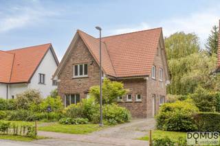 Ontdek deze charmante viergevelwoning, gelegen in één van de meest gegeerde woonwijken van Meise, pal naast de prachtige Plantentuin van Meise. Hier geniet u dagelijks van een unieke combinatie van rust, groen en een uitstekende bereikbaarheid.<br /><br />De woning werd recent gestript en biedt daardoor de ideale basis om volledig naar eigen smaak en wensen af te werken. Met haar aangename indeling beschikt deze woning over drie volwaardige slaapkamers, een lichtrijke woonkamer, een afzonderlijke keuken en een praktische bureauruimte, perfect voor thuiswerk of hobby's.<br /><br />Buiten wacht een ruime tuin met een gunstige oriëntatie, waar u in alle rust kunt genieten van de groene omgeving. De ligging is bijzonder rustig, terwijl het centrum van Meise zich op wandelafstand bevindt. Scholen, winkels, restaurants en andere voorzieningen zijn dus steeds binnen handbereik.<br /><br />Troeven:<br />Gegeerde ligging naast de Plantentuin van Meise<br />Open bebouwing (4 gevels)<br />Recent gestript en volledig naar eigen smaak af te werken<br />3 slaapkamers<br />Aangename woonkamer<br />Afzonderlijke keuken<br />Praktische bureauruimte<br />Ruime, zonnige tuin met gunstige oriëntatie<br />Rustige en groene omgeving<br />Op wandelafstand van het centrum van Meise<br /><br />Een unieke opportuniteit voor wie op zoek is naar een woning met karakter, potentieel en een uitzonderlijke ligging. Plan vandaag nog uw bezoek en laat u verrassen door de mogelijkheden die deze woning te bieden heeft.