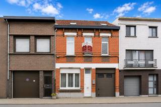 Deze instapklare woning combineert de charme van een klassieke stadswoning met modern comfort, gelegen in het centrum van Sint-Niklaas. De woning beschikt over vijf ruime slaapkamers en twee moderne badkamers, wat het ideaal maakt voor een groot gezin. De ruime en uitnodigende woonkamer is het hart van de woning, terwijl de aangrenzende eetkamer een gezellige en warme sfeer creëert. De gesloten keuken is volledig uitgerust met toestellen en biedt voldoende opbergruimte. Door de grote raampartijen stroomt er veel natuurlijk licht naar binnen, wat de gehele woning een open en sfeervolle uitstraling geeft.<br /><br />De woning beschikt over energielabel D en is volledig gerenoveerd met oog voor detail, waarbij zowel stijl als functionaliteit perfect op elkaar zijn afgestemd. De aangelegde tuin biedt een rustige plek om buiten te genieten, terwijl de inpandige garage zorgt voor extra gemak en veiligheid. Met de woning op een uitstekende locatie in het centrum van Sint-Niklaas heeft men alle voorzieningen binnen handbereik. Winkels, restaurants, scholen en openbaar vervoer liggen op loopafstand, en de uitvalswegen naar omliggende steden zijn snel te bereiken. Dit maakt de woning ideaal voor zowel stadsbewoners als forenzen.<br /><br />Deze woning biedt het perfecte balans tussen de levendige stad en een rustige, comfortabele woonomgeving. Mis deze unieke kans niet en neem snel contact op om een bezichtiging in te plannen.