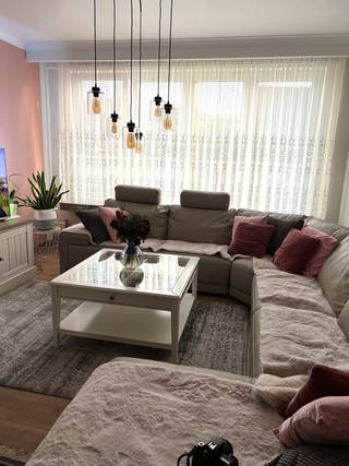 Interesse in dit appartement? Maak via Livitas.be online je afspraak.<br />Het appartement is gelegen op de tweede verdieping en voorzien van een woonkamer met een moderne keuken met ingemaakte toestellen.<br />Va de hall komen we terecht in de badkamer met douche en een apart toilet.<br />Twee slaapkamers zijn voorzien waarvan één uitkomt op het terras waar je gezellig je koffietje kan drinken.<br />Een extra berging (2,83 m²) is aanwezig voor je persoonlijke spullen of een bureau.<br />Achteraan het complex is een optionele garage gelegen en beschikbaar voor 25.000 euro.<br />Het appartement bevat driedubbele zonwerende beglazing, een brandwerende veiligheidsdeur, een opbouwrolluik in de kleinste slaapkamer en in de master slaapkamer een elektrische voorzetscreen.<br />De grote voordeel is dat dit appartement zeer zonnig is en goed wordt beheerd door een professionele syndicus.<br />Maak vandaag nog online je afspraak via Livitas.be