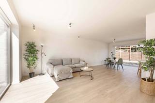 Welkom in deze moderne en energiezuinige nieuwbouwwoning (lot4), gelegen in de rustige Moorstraat in Sint-Eloois-Vijve 🌿. Een ideale thuis voor wie comfort, ruimte en kwaliteit weet te appreciëren!<br /><br /><u><strong>📍 Ligging:</strong></u><br />De woning is rustig gelegen in een aangename woonomgeving in Waregem. In de nabijheid vind je winkels, scholen, openbaar vervoer en belangrijke invalswegen 🚴‍♂️🚗. Ideaal voor wie rustig wil wonen met alle voorzieningen binnen handbereik!<br /><br /><u><strong>🛋️ Indeling:</strong></u><br /><u>Gelijkvloers:</u><br />Inkomhal met gastentoilet 🚻<br />U wordt ontvangen in een ruime, lichtrijke woonkamer met geïntegreerde eetplaats en open, volledig uitgeruste leefkeuken met aansluitend een praktische berging/wasplaats.<br />De grote raampartijen zorgen voor veel natuurlijk lichtinval en brengen het buiten als het ware naar binnen. <br /><br /><u>1ste verdieping:</u><br />Een nachthal met afzonderlijk toilet, 3 volwaardige slaapkamers en een badkamer met lavabomeubel, spiegel, ligbad én inloopdouche 🛁.<br /><br />Registratierechten op de grond 12%, B.T.W. (21%) op de constructie!<br /><br /><span><em>Het EPC Bouw is pas beschikbaar bij het indienen van de EPB - aangifte (binnen de 12 maanden na ingebruikname of beëindigen van de werken). Het is dus mogelijk dat het EPC Bouw nog niet beschikbaar ik bij verkoop van de eenheid. In tussentijd moet er geen nieuw EPC opgemaakt worden. Zodra de EPB-aangifte is ingediend, moet (een kopie van) het EPC Bouw aan de nieuwe eigenaar overgemaakt worden. Voor meer info: https://www.vlaanderen.be/epc-bouw  </em></span><br /><br /><u><strong>🔑 Troeven van de woning:</strong></u><br />✔️ Moderne open keuken met kookeiland 🍽️<br />✔️ Lichtrijke leefruimte met eetplaats 🌞<br />✔️ Hoogwaardige afwerking met oog voor detail ✨<br />✔️ Carport voorzien in de bouwvergunning 🚗<br /><br /><u>🌡️ Energiezuinig &amp; duurzaam wonen:</u><br />🔋 Warmtepomp (lucht/water)<br />☀️ Zonnepanelen (1.500 Wp)<br />🔥 Vloerverwarming in leefruimte en badkamer<br />🏷️ Energieklasse: E-peil 28 (Label A)<br /><br /><u>💧 Extra voorzieningen:</u><br />Regenwaterput van 7.500L<br />Wadi-systeem voor regenwaterbeheer<br /><br />💬 Interesse in deze topper? Neem snel contact op met <strong>Dominique +32 476 77 31 31</strong> of <strong>dominique@vastgoedcanniere.be</strong> en ontdek jouw toekomstige droomwoning!