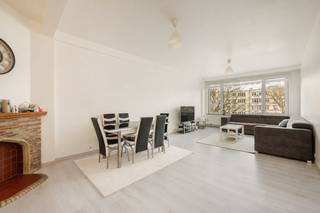 Dit appartement geniet van een uitstekende, residentiële ligging op de Jan van Rijswijcklaan, met een vlotte bereikbaarheid zowel met de wagen, fiets als het openbaar vervoer. Op wandelafstand bevindt zich het groene Den Brandt Park, ideaal om te ontspannen. Daarnaast zijn supermarkten, lokale winkels en scholen allemaal vlakbij.<br /><br />Gelegen op de derde verdieping (bereikbaar via trap of lift) verwelkomt dit instapklare appartement je via een inkomhal met ingemaakte vestiairekast en een apart gastentoilet.<br />De lichtrijke leefruimte geniet van grote raampartijen die zorgen voor een aangenaam open zicht en een overvloed aan natuurlijk daglicht. Aansluitend bevindt zich de geïnstalleerde keuken, uitgerust met een keramische kookplaat, dampkap, spoelbak en koelkast, met voorzieningen voor oven en vaatwasser.<br />Vanuit de keuken heb je toegang tot het gezellige, west-georiënteerde terras (ca. 5 m²), waar je kan genieten van de namiddag- en avondzon. Ook de master bedroom geeft uit op dit terras, wat zorgt voor extra comfort en ruimtegevoel.<br />Verder beschikt het appartement over twee volwaardige slaapkamers en een volledig betegelde badkamer met ligbad, wastafel, spiegel en aansluiting voor wasmachine.<br />Tot slot zijn er nog een gemeenschappelijke fietsenberging en een privatieve kelderberging inbegrepen.<br />Het appartement is momenteel verhuurd, maar kan eenvoudig opgezegd worden.<br /><br /><strong>Bijzonderheden:</strong>
<ul>
	<li><span>Instapklaar</span></li>
	<li><span>EPC-score: B </span></li>
	<li><span>West-georiënteerd terras</span></li>
	<li><span>Twee ruime slaapkamers</span></li>
	<li><span>Fietsenberging</span></li>
	<li><span>Centrale, goed bereikbare ligging</span></li>
	<li><span>Ideaal als investering of eigen bewoning</span></li>
</ul>
<strong>Kortom</strong>, een comfortabel en verzorgd appartement op een gegeerde locatie in Antwerpen!<br /><br />Geïnteresseerd in dit appartement? Neem gerust contact op via 0483/577.279 of mail naar zaka@wellimmo.net voor meer informatie of een bezoek ter plaatse.<br /> 