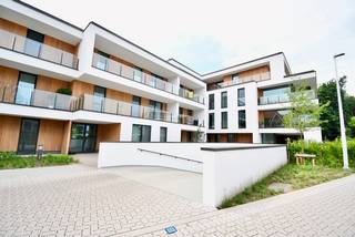 <br />Dit nieuwbouw appartement is gelegen in het woonproject Oeverpark, gelegen op een steenworp van het charmante stadscentrum van Lokeren en op wandelafstand van het station van Lokeren. In een recente en stijlvolle residentie (met lift) op de tweede verdieping bevindt zich dit prachtige appartement van 120 m². De klemtoon ligt hier op hoogwaardige afwerking met energiezuinigheid en praktische voorzieningen. <br /><br />De ruime woonkamer is lichtrijk en open en kijkt uit op een mooi groen zicht en sluit aan op de volledig ingerichte keuken. Vanuit de woonkamer kan men het eerste terras betreden aan de achterkant met een magnifiek zicht op de geklasseerde muziekacademie te midden van het groen. Daarnaast is er een praktische berging met aansluitingen voor wasmachine en droogkast en alle technieken. Het appartement beschikt over drie slaapkamers . Vanuit 2 slaapkamers kan men het 2e terras betreden. Er is een gastentoilet. Er is 1 badkamer voorzien van een inloopdouche en 1 badkamer voorzien van een ligbad en extra toilet, telkens met een badkamermeubel.<br /><br />Het pand is uitgerust met zonnepanelen, een warmtepomp en een ventilatiesysteem D, wat zorgt voor een uitstekend binnenklimaat én een energiezuinige woonstijl.<br /><br />Het appartement is volledig geschilderd.<br /><br />Verder beschikt het appartement over een privékelderberging en een privé autostaanplaats. <br /><br />Het appartement wordt verhuurd aan €1600 per maand, met een vaste kost van €100 per maand voor de gemeenschappelijke lasten. <br />Het EPB is in aanmaak en garandeert een energie neutrale score van 17 kWh/m²jaar.<br />Voor info of aanvraag bezoek : graag een mail sturen naar is.waasmunster@skynet.be of tel. 0495/733419.