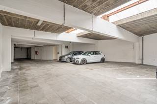 Ben je op zoek naar een vlot bereikbare, droge en veilige autostaanplaats in het centrum van Leuven? In de Van Het Sestichstraat 20 bieden we een ondergrondse parkeerplaats te huur aan. De plaats is vlot bereikbaar en bevindt zich in een afgesloten parkeergarage. Geschikt voor elk type wagen.<br /><br />Onmiddellijk beschikbaar. Huurprijs: 100 euro per maand. Waarborg: 300 euro.<br /><br />Voor meer info of een bezoek, neem gerust contact met ons. Wij zijn ook bereikbaar via het nummer 016 23 90 81, elke weekdag tussen 10u en 13u. 