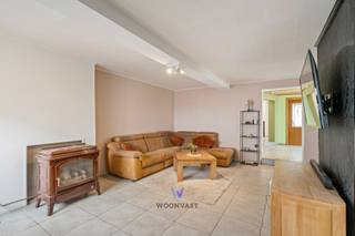 In een rustige zijstraat van de Mandekensstraat, weg van de verkeersdrukte, bevindt zich deze charmante woning met tal van mogelijkheden. De woning beschikt momenteel over 1 slaapkamer op het gelijkvloers en 1 slaapkamer op de zolderruimte. <br /><br />Een belangrijke troef is de ruime tuin met voldoende opbergmogelijkheden. Hoewel hier en daar nog enkele afwerkingswerken nodig zijn, werden reeds verschillende belangrijke renovaties uitgevoerd. Zo beschikt de woning over een conforme elektrische installatie, een recent vernieuwde keuken en badkamer.<br /><br />Parkeren kan gemakkelijk in de straat, maar ook op het eigen perceel dankzij de brede inrijpoort van +4 meter.<br /><br />De uitstekende alsook rustige ligging in Baasrode, nabij Buggenhout, vormt een extra pluspunt. Bovendien bevindt het treinstation zich op wandelafstand, wat zorgt voor een vlotte verbinding naar de omliggende steden.<br /><br />Een ideale woning voor wie rustig wil wonen op een centrale locatie, met ruimte om verder naar eigen smaak af te werken. <br /><br />Documenten en renovatierapport beschikbaar op www.woonvast.be<br /><br />Hebt u interesse of wenst u een bezoek? Contacteer Kyan via 0470/35.32.06 of kyan@woonvast.be