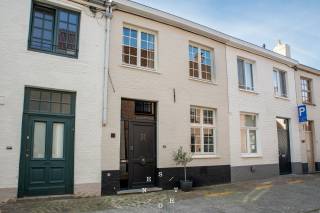 Deze charmante stadswoning bevindt zich in een rustige straat op wandelafstand van het bruisende centrum van Brugge. Nabijgelegen vindt u scholen, winkels en diverse andere voorzieningen, waardoor deze locatie ideaal is voor wie zoekt naar het comfort van het stadsleven met een rustige leefomgeving. Parkeergelegenheid is beschikbaar in de straat, hoewel een auto hier niet strikt noodzakelijk is dankzij de centrale ligging.<br /><br />De woning zelf is stijlvol en met oog voor kwaliteit gerenoveerd volgens hedendaagse normen. Met een totale woonoppervlakte van 100m² verdeeld over twee verdiepingen, biedt deze woning een aangename en functionele leefruimte. Via de inkomhal betreedt u een ruime woonkamer die naadloos overgaat in een open, comfortabele keuken. Aanpalend vindt u een handige berging/wasplaats. Een dubbele deur leidt naar een deels overdekt en zuidelijk georiënteerd terras, een perfecte plek om te ontspannen in alle rust.<br /><br />Troeven van de woning:<br />- 3 comfortabele slaapkamers op de eerste verdieping<br />- Badkamer voorzien van een moderne douche, toilet en wastafel<br />- EPC-label B, wat garant staat voor energiezuinig wonen (171 kWh/m²)<br />- Rustige locatie vlakbij alle stadsvoorzieningen<br />- Gerenoveerd met hoogwaardige materialen en hedendaags comfort<br />- Zuidgericht terras voor optimale lichtinval en zonneschijn<br />- Airco aanwezig in de slaapkamer<br />- Voorzieningen aanwezig voor het plaatsen van zonnepanelen<br /><br />Deze woning combineert de gezelligheid van een stadswoning met praktische aspecten en een energiezuinig profiel. Perfect voor wie houdt van een stijlvolle en comfortabele thuis in het hart van Brugge.<br /><br />Contacteer ons vandaag nog voor een bezoek!