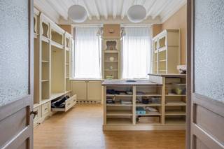 Dit veelzijdige pand is uitstekend gelegen in het historische centrum van Tongeren, op wandelafstand van scholen, winkels en openbaar vervoer. Voor ontspanning en natuur bevinden zowel het stadspark De Motten als natuurreservaat De Kevie zich in de nabije omgeving. Cultuurliefhebbers genieten van een rijk aanbod aan musea, Romeinse relicten en karaktervolle religieuze gebouwen. Bovendien bereikt u het bruisende centrum van Hasselt, Sint-Truiden en Maastricht in iets meer dan 30 minuten rijden.<br /><br />Deze karaktervolle eigendom biedt een uitzonderlijke combinatie van wonen, werken en investeren. Het geheel bestaat uit een handelspand met achterliggende woonst en een ruim opbrengstgedeelte met tal van mogelijkheden (onder voorbehoud van de nodige vergunningen).<br />Het perceel heeft een oppervlakte van 11a25ca en beschikt over een charmante gevel met een indrukwekkende breedte van maar liefst 17 meter. Het hoofdgebouw omvat een totale oppervlakte van circa 520 m².<br />Op het gelijkvloers bevindt zich een handelsruimte van 87 m² met aansluitend een volledig ingerichte woonst, bestaande uit een leefruimte, keuken, bureau en badkamer, afgewerkt met duurzame materialen.<br />Verder telt het pand maar liefst 17 slaapkamers met oppervlaktes variërend tussen 9,7m² en 17,6m², wat tal van opportuniteiten biedt.<br /><br />Extra troeven
<ul>
	<li><span>6 overdekte staanplaatsen en 16 garageboxen </span></li>
	<li><span>huidige verhuur van parkeerplaatsen met een opbrengst van ca. €1.166/maand</span></li>
	<li><span>aanwezigheid van een zonneboiler</span></li>
</ul>
<br />Een bijzonder interessante investeringsopportuniteit met tal van mogelijkheden in een topligging, ideaal voor wie wonen en rendement wenst te combineren.<br /><br />Interesse? Contacteer ons voor meer informatie of een bezichtiging ter plaatse via immo@confideo.be of telefonisch op het nummer 012 23 23 11.<br /> 