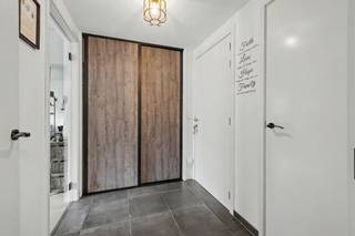 <strong>BEZOEKMOMENT VRIJDAG 21/08 NA AFSPRAAK!<br /><br />(Ver)nieuwbouwappartement in het hart van Dendermonde</strong><br /><br />Op een uitstekende locatie in het centrum van Dendermonde bevindt zich dit stijlvolle en energiezuinige (ver)nieuwbouwappartement. Dankzij de centrale ligging woont u hier op wandelafstand van winkels, horeca, scholen, openbaar vervoer en alle voorzieningen die de stad te bieden heeft.<br /><br />Het appartement werd met oog voor comfort en hedendaags woonplezier ingericht. De gezellige leefruimte sluit mooi aan op de moderne, volledig uitgeruste keuken, terwijl de slaapkamer beschikt over een ensuite badkamer, wat zorgt voor een praktische en aangename indeling.<br /><br />Dit appartement vormt de ideale woonst voor starters, alleenstaanden, koppels of investeerders die op zoek zijn naar een zorgeloze investering op een toplocatie.<br /><br />Bovendien geniet u van een uitstekende energieprestatie dankzij het EPC-label A, wat resulteert in een laag energieverbruik en een hoog wooncomfort. Ook een gemeenschappelijke fietsenstalling is aanwezig, een absolute meerwaarde in het stadscentrum.<br /><br />Troeven
<ul>
<li>Vernieuwbouwappartement</li>
<li>EPC A</li>
<li>Slaapkamer met ensuite badkamer</li>
<li>Fietsenstalling aanwezig</li>
<li>Op wandelafstand van winkels, horeca en openbaar vervoer</li>
<li><strong>Slechts 2% registratierechten mogelijk</strong> (onder voorbehoud van de geldende voorwaarden)</li>
</ul>
<br />Bent u op zoek naar een instapklaar appartement op een toplocatie of een interessante investering in het centrum van Dendermonde? Dan is dit appartement beslist een bezoek waard. Voor meer info of een bezoek: niels@berno.be of 052/20.24.40