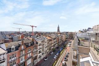 <p><span>Aan de rugzijde van de zeedijk en op wandelafstand van het winkel- wandelgebied vindt u dit zonnig 1 slaapkamer appartement met ruim dakterras.</span></p><p><span>U betreedt het appartement via de inkomhal die u meteen leidt naar de lichtrijke leefruimte. </span></p><p><span>De vele raampartijen geven u een mooi overzicht over Blankenberge. </span></p><p><span>De leefruimte is voorzien van een laminaat vloer, die doorloopt tot in de slaapkamer. </span></p><p><span>De open keuken is ingericht met witte kasten en toestellen, hier ligt een makkelijk te onderhouden tegelvloer. </span></p><p><span>De vernieuwde badkamer, gelegen net naast de keuken, is ingericht met een douche, lavabomeubel, spiegelkast en extra bergkast. </span></p><p><span>De ruime slaapkamer is te bereiken via de leefruimte, hier kan u vlot een 2 persoonbed en kast plaatsen. </span></p><p><span>In de inkomhal vindt u het afzonderlijk toilet. </span></p><p><span>De extra leuke troef is de ruime berging op de 7de verdieping waar aansluiting is voor een wasmachine. </span></p><p><span>Deze berging is te bereiken van de gemeenschappelijke traphal, op de zevende verdieping vindt u dan ook de toegangsdeur naar het dakterras waar u kan genieten van zon en omgeving.</span></p>