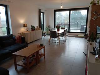 Dit mooi en modern appartement ligt te wachten op een nieuwe huurder!Een ruime inkomhal met voldoende opbergplaats brengt je in de nachthal. Via deze...