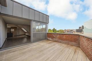 Découvrez cet appartement duplex lumineux et spacieux, situé au dernier étage d'un immeuble bien entretenu dans le centre de Herent. L'appartement...