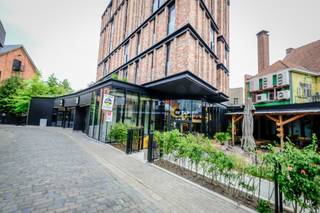 Dit moderne handelspand is gelegen in hartje Hasselt aan de drukste en gezelligste straten van Hasselt ; nl. tussen de Raamstraat en de Zuivelmarkt.   Dit mooie pand deed eerder dienst als brouwerij.  Het is uitermate geschikt voor tal van mogelijkheden.  Het heeft een oppervlakte van circa 245 m² met een zonneterras van 80 m².  Er is een aparte ruimte waar een open keuken kan geïnstalleerd worden.<br /><br />Indeling van het pand:<br />     - handelsruimte van 200 m² (plafondhoogte van 4m70)<br />     - mezzanine van 45m²<br />     - dakterras van 80 m² met uitzicht op de zuivelmarkt<br />     - terras vanaf de Zuivelmarkt tot aan de Raamstraat in de doorsteek<br /><br />Het pand is uitermate geschikt voor horeca door de ligging, en is vrij van brouwer.  Andere doeleinden zijn zeker mogelijk door de centrale ligging (retail of andere commerciële doeleinden - zie renders bij foto's).<br /><br />Wil je dit mooie handelspand bezichtigen, neem dan contact op met Valère Vangeel op 0472 323 424 of mail naar valere@vestio.com .