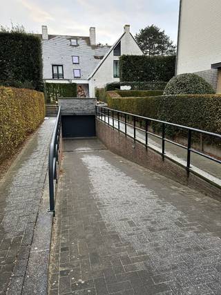 Ruime garagebox te huur in residentie Val Joly gelegen nabij het Albertplein.Garagebox is gelegen op verdieping -1 vlakbij de uitgang.Beschikt over 1...
