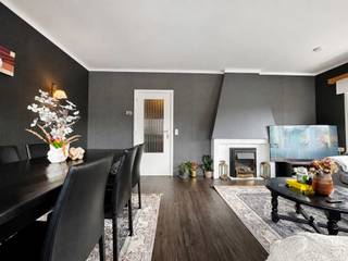 Dit aangenaam appartement geniet van een centrale ligging nabij het Albertstrand te Knokke en biedt een mooi open zicht.<br />Het appartement omvat een inkomhal met afzonderlijk toilet, een ruime en lichtrijke leefruimte met toegang tot het royale terras en een afzonderlijke keuken. Daarnaast beschikt het appartement over drie volwaardige slaapkamers en een badkamer. Een privatieve kelderberging is inbegrepen. Tevens bestaat de mogelijkheid tot aankoop van een garagebox. Een ideale pied-à-terre aan de kust, zowel geschikt als tweede verblijf als voor permanente bewoning.<br /><br />Renovatieplicht van toepassing.<br />Stedenbouwkundig uittreksel in aanvraag<br /><br />Aarzel niet om ons te contacteren voor meer info: tel.: 050 62 44 14 of via knokke@immax.be