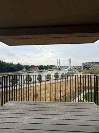 <p><span>Gelegen in de nieuwe stadswijk ‘KanaalPark’, in de groene stad aan het water Vilvoorde en vlakbij het centrum van Brussel, zijn wij verheugd dit verrassend ruime appartement met terras te koop aan te bieden. Dankzij de uitstekende bereikbaarheid en de vlotte verbinding met de belangrijkste invalswegen geniet u hier van een unieke combinatie van rust, groen en stedelijke dynamiek. </span></p><p><span>Dit energiezuinige appartement bevindt zich op de vierde verdieping van de gloednieuwe residentie Nobel 1, die in 2023 werd gerealiseerd door de gerenommeerde projectontwikkelaar Virix en ontworpen door architecten Styfhals. </span></p><p><span>Met een bewoonbare oppervlakte van maar liefst 117 m² beschikt het appartement over een inkomhal met vestiaire, een gastentoilet, een volledig uitgeruste badkamer en een ruime leefruimte met een maximale lichtinval en directe toegang tot het terras met uitzicht over het Zeekanaal. Verder is er een volledig ingerichte keuken met aansluitend een praktische berging en zijn er twee volwaardige slaapkamers aanwezig.</span></p><p><span>Toekomstige bewoners kunnen bovendien genieten van een privatieve binnentuin en het 3-Fonteinenpark aan de overzijde van het kanaal. </span></p><p><span>Kortom, een ware opportuniteit voor wie energiezuinig, ruim, tijdloos en luxueus wenst te wonen op een toplocatie nabij Brussel. Kom zeker eens een kijkje nemen, u bent van harte welkom!</span></p><p><span>Alle appartementen zijn volledig afgewerkt, inclusief vloerverwarming, een volledig ingerichte keuken, sanitaire toestellen, parketvloeren, wandbetegeling en binnendeuren. Een parkeerplaats in de ondergrondse parkeergarage is optioneel aan te kopen voor €26.750 excl. btw. Er zijn zowel ondergrondse als bovengrondse fietsenstallingen voorzien, evenals praktische fietskluizen. Tevens uitermate geschikt als waardevaste vastgoedinvestering met opwaarts potentieel. Voor snelle beslissers!</span></p><p><span> </span></p>