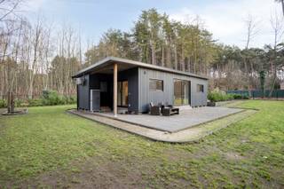 <strong>Vakantieverblijf op een perceel van 31a te koop in Tessenderlo</strong><br /><br />Op het Marterpad, in de Schoterse bossen van Tessenderlo, vinden we dit prachtig gerenoveerde chalet. De chalet is gelegen op fietsafstand van het centrum van Tessenderlo met al haar winkels, supermarkten, scholen, horeca en openbaar vervoer. De op- en afrit van de E313 bevindt zich op slechts 10 minuutjes rijden. <br /><br />We komen binnen in de chalet in de lichtrijke leefruimte met open keuken (33,64m²). Dankzij de grote raampartijen komt er veel natuurlijke lichtinval in deze ruimte. De keuken is voorzien van een kookvuur (inductie) met dampkap, een oven, een microgolf, een koelkast en diepvries.<br /><br />Naast de leefruimte bevindt zich een berging, met aansluiting voor wasmachine en droogkast, en de badkamer. De badkamer is voorzien van een douche, een lavabo en een toilet. Verder zijn er ook twee slaapkamers (7,50m² en 9,72m²).<br /><br />De verwarming gebeurt via airconditioning met een warmtepomp (2025). Het de ramen zijn voorzien van HR-beglazing (PVC) en het dak, de muren en de vloeren zijn geïsoleerd. De berekende energiescore bedraagt 198 kWh/(m²jaar) wat resulteert in een energielabel B.<br /><br />De chalet is gelegen op een prachtig perceel van 31 are, ideaal voor mensen die opzoek zijn naar rust en natuur maar met een vlotte bereikbaarheid naar het centrum. Het perceel is volledig omheind en voorzien van twee toegangspoorten.<br /><br />Geen domicilie mogelijk.<br /><br />Spreekt deze leuke chalet jullie aan? Contacteer ons via info@bosmanvastgoed.be voor meer info of een bezoek ter plaatse. Wij helpen jullie graag verder!