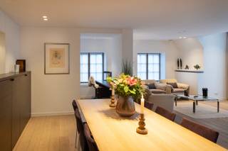 In de www.leopold3laan2.be (url kopiëren en plakken indien doorklikken niet lukt) in Kortrijk stellen we jou graag dit appartement voor.  De combinatie van huiselijkheid en ligging is een grote troef. Het appartement bestaat uit een ruime leefruimte met aansluitend terras, stijlvolle keuken, wasberging, 2 slaapkamers, logeer- en bureauhoek, 2 badkamers, 2 afzonderlijke toiletten, zolderruimte, kelderberging en grote garagebox. Verder beschikt het appartement over heel wat inmaakkasten zowel in de leefruimte, hal als slaapkamers. En eens de trap moeilijker wordt, kan er een interne personenlift geïnstalleerd worden.<br /><br />Via www.leopold3laan2.be kan je een afspraak inplannen om een bezoek te brengen.  Eveneens via de website verneem je veel meer, zoals een uitgebreide omschrijving, foto's, 360° rondgang, documenten, ...<br /><br />DIRECT KOPEN PRIJS: De vermelde prijs is een Direct Kopen prijs. Tegen deze prijs kan er onmiddellijk aangekocht worden zonder verdere prijsonderhandeling. Er kan ook steeds een bod worden uitgebracht via een transparante procedure waarover alles te lezen is op de website van het pand.<br /><br /><br />Groeten, Hendrik van Henry Houser