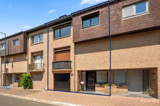 Maak kennis met deze instapklare en volledig gerenoveerde bel-etagewoning woning, gelegen in het hart van Hoeilaart, op wandelafstand van winkels, scholen, openbaar vervoer en alle dagelijkse voorzieningen.<br /><br />De woning beschikt over een gunstig EPC-label B en werd in 2023 volledig gerenoveerd. Hierbij werden onder andere de elektriciteit vernieuwd, nieuwe vloeren geplaatst, evenals een volledig nieuwe keuken en badkamer. Daarnaast werd ook een nieuwe gasketel geïnstalleerd.<br /><br />Indeling:<br />Bij het binnenkomen wordt u verwelkomd in een ruime inkomhal met gastentoilet en heeft u toegang tot de inpandige garage.<br /><br />Op de eerste verdieping geniet u van een lichtrijke leefruimte met grote raampartijen die zorgen voor een aangename sfeer. Aansluitend bevinden zich de eetruimte en de volledig uitgeruste keuken, die samen een praktisch geheel vormen.<br /><br />Op de tweede verdieping vindt u drie volwaardige slaapkamers en een moderne badkamer met inloopdouche, stijlvol en hedendaags afgewerkt. <br /><br />De grote zolder biedt bijkomende opbergruimte, een extra troef in het dagelijkse gebruik.<br /><br />Buiten geniet u van een zeer gezellige tuin met volledige privacy, de ideale plek om in alle rust te ontspannen.<br /><br />Graag meer informatie? Contacteer Dirk via 0489 02 77 55 of dirk@polares.eu