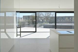 !!! LAATSTE APPARTEMENT !!!<br /><br />Uniek Nieuwbouwappartement met groot Terras<br /><br />Ontdek dit splinternieuwe appartement waar ruimte, natuurlijk licht, absolute rust en ongeëvenaard comfort samensmelten. De royale woonkamer met open Amerikaanse keuken strekt zich uit over maar liefst 64 m², met een indrukwekkende lengte van meer dan 13 meter. Langs de volledige gevel grenst een drempelloos terras van 50 m², afgewerkt met dezelfde hoogwaardige keramische tegels als binnen (120x120 cm). Ideaal voor een vleugelpiano, een discrete werkhoek of gewoon om vorstelijk te leven in stijl.<br /><br /><br />Designkeuken voor Culinaire Hoogstandjes<br />- elegant geïntegreerd in de leefruimte voor een klassevol geheel<br />- uitgerust met topklasse Miele-apparatuur <br />- groot kookeiland met keramisch werkblad <br />- volledige kastenwand voor optimale opbergruimte en organisatie<br /><br /><br />Unieke Troeven:<br />- Energiezuinig &amp; Duurzaam: E-peil lager dan 10, lage energiekosten<br />- lage syndicus kosten<br />- Veilig en Praktisch: Met poort afgesloten achteringang<br />- Toplocatie: Op wandelafstand van bakker, krantenwinkel, weelderig park, stadsbos, scholen en crèche - maar toch centraal en rustig<br />- Levenslang Luxe Comfort: Twee ruime slaapkamers (mogelijkheid voor drie), een badkamer met inloopdouche, bad en toilet en dubbele wastafel<br />- Kwaliteit en Genot: onderhoudsvrije materialen, gemeenschappelijke fietsenstalling en tuin <br />- Volledig Afgewerkt inclusief de schilderwerken en gordijnen, <br />- Geen zorgen over onverwachte meerwerken of stijgende bouwkosten!<br /><br />Voor autoliefhebbers: optie tot aankoop van een carport en berging (29.500,-)<br /><br />Rechtstreeks van de bouwheer.<br /><br />!!! Mogelijkheid tot aankoop aan 6% BTW !!!
