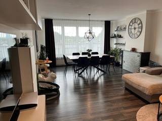 Instapklaar appartement op 3de verdieping (mét lift) gelegen in woonwijk Fort 4, achter het domein van kasteel Cantecroy, in een groene omgeving en een straat zonder doorgaand verkeer. Gunstige ligging nabij de Krijgsbaan, belangrijke invalswegen, scholen, openbaar vervoer, ... (mobiscore 9/10).<br />Het appartement bevindt zich in een zeer verzorgd gebouw en werd smaakvol vernieuwd naar het hedendaags comfort. Je komt het appartement binnen in een centrale hal met praktische berging/wasplaats en apart toilet. Je betreedt verder een ruime lichtrijke woonkamer 34m² met aansluitend een moderne en praktische keuken. Fraai ingerichte badkamer met inloopdouche en 2 slaapkamers (16 en 9m²) aan de achterzijde van het gebouw. De kleine kamer geeft toegang naar het terras van ca. 1m x 2m70. Bij het appartement hoort een privatieve kelderberging en een inpandige autostaanplaats.<br />Elektriciteit is conform. Voor een bezoek, maak een afspraak!<br />