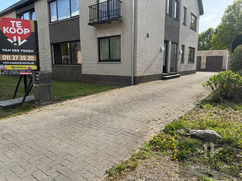 Te renoveren, ruim, centraal en toch rustig gelegen glvl 2-slpkapp met ruim terras nabij centrum Halveweg Zonhoven - foto 2