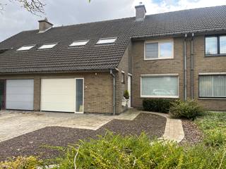 <p>Rustig gelegen woning met 3 slaapkamers dicht bij het centrum van Beveren-Leie. Deze woning beschikt over alle moderne comfort en is voorzien van zonnepanelen.</p>

<p><strong>Indeling:</strong></p>

<p>Inkomhal met toilet - zithoek met houtcassette - eetkamer - grote volledige ingerichte leefkeuken met eiland en ontbijttafel - veranda met automatische zonnewering - garage - nachthal - badkamer - 3 ruime slaapkamers - bureauruimte - vaste trap naar volledig geïsoleerde zolder (extra kamer mogelijk) - zongerichte, gezellige tuin met tuinhuis achteraan</p>

<p><strong>Energiezuinig</strong></p>

<p>De verwarmingsketel werd volledig vernieuwd (hoogrendementsketel) en de woning is voorzien van zonnepanelen. </p>

<p><strong>Troeven:</strong></p>

<p>-modern comfort door recente vernieuwingen</p>

<p>-dicht bij scholen, openbaar vervoer en winkels</p>

<p>-vlotte verbinding naar Waregem en Kortrijk</p>

<p>-rustig gelegen </p>

<p>-garage + parking voor de deur<br /> </p>

<p>Is deze woning iets voor jou? Aarzel dan niet om contact met ons op te nemen om een bezoek in te plannen.</p>