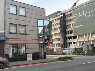 <p>Handelspand op een commerciële topligging langs de Meensesteenweg in Roeselare.</p>

<p> </p>

<p>Dit instapklare handelspand bevindt zich recht tegenover het nieuwbouwproject “Groen Hart” en geniet van een maximale zichtbaarheid op een drukke verbindingsweg. Dankzij de centrale ligging in Roeselare, nabij openbaar vervoer en het administratief centrum, vormt dit pand een interessante uitvalsbasis voor diverse commerciële activiteiten. De ruimte is onmiddellijk beschikbaar en vraagt enkel nog een persoonlijke inrichting en opfrissing om uw zaak op te starten. De combinatie van bereikbaarheid, passage en visibiliteit maakt van dit handelspand een sterke opportuniteit voor ondernemers die op zoek zijn naar een strategische locatie.</p>

<p> </p>

<p>• Handelsruimte met grote zichtbaarheid langs de Meensesteenweg<br />• Praktische en instapklare indeling voor diverse activiteiten<br />• Centrale ligging nabij openbaar vervoer en het stadscentrum<br />• Ruime etalage-, winkel-, of handelsruimte met aparte kitchenette en apart toilet</p>

<p> </p>

<p>Troeven<br />• Recht tegenover nieuwbouwproject “Groen Hart”<br />• Maximale commerciële zichtbaarheid op drukke ligging<br />• Instapklaar en snel beschikbaar voor uw activiteit<br />• Verwarming en airco via warmtepompt</p>

<p> </p>

<p>Neem vandaag nog contact op met je ERA-makelaar voor meer informatie of een bezoek.</p>

<p> </p>

<p>JOUW DROOMHANDELSPAND. ZO GEVONDEN!</p>