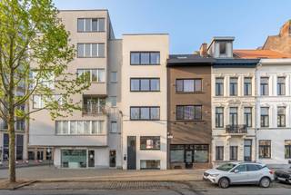 <p>Deze woning beschikt over 4 slaapkamers, 3 badkamers en 3 toiletten, ideaal voor een groot gezin of wie gasten ontvangt. De leefruimte met<strong> </strong>open keuken vormt het middelpunt van de woning. Vanuit de keuken heeft u toegang tot het terras. Verder is er een nog handige berging en is er voldoende parkeergelegenheid voor de deur. Extra pluspunt: er is mogelijkheid voor een praktijk of kantoor aan huis, ideaal voor werk en privé in één.<br /><br />Totale oppervlakte ca. 225 m².<br /><br />Het pand beschikt over twee huisnummers, Ankerrui 56 en 56A met gescheiden elektra en gasmeters.<br /><br /><strong>Ankerrui 56:</strong><br />Rechts van de inkomhal bevindt zich een mooie ruimte, verdeeld over een souterrain en een verdieping. Deze kan voor diverse doeleinden worden ingericht, zoals een kantoor aan huis, apart woongedeelte, studio, hobbyruimte of praktijk. De ruimte beschikt over een eigen badkamer, een apart toilet en de nodige aansluitingen voorzien voor een keuken. De grote ramen zorgen voor veel natuurlijk licht.<br /><br /><strong>Ankerrui 56A:</strong><br /><em>Gelijkvloers:</em><br />Via de inkomhal met robuuste stenen trap heeft u toegang tot het gastentoilet, berging en wasplaats.<br /><br /><em>Eerste verdieping:</em><br />De gezellige leefruimte biedt een mooi uitzicht en loopt over in de open keuken. De keuken is uitgerust met alle nodige inbouwtoestellen zoals een Bora kookplaat, Siemens combi-oven, Siemens vaatwasser en een Siemens koelkast met vriezer. Dankzij de handige inbouwkasten beschikt u over meer dan voldoende bergruimte. Het zuidwestgericht terras vormt de ideale plek om in de namiddag en avond volop van de zon te genieten.<br /><br /><em>Tweede verdieping:</em><br />Hier vindt u twee slaapkamers en een volledig betegelde badkamer met inloopdouche en wastafel.<br /><br /><em>Derde verdieping:</em><br />De master bedroom heeft een ruime, volledig betegelde ensuite badkamer met ligbad, inloopdouche en wastafel. Op de overloop van de bovenste verdieping is bovendien een apart toilet aanwezig.<br /><br /><strong>Pluspunten van het pand:<br /></strong>- Recent volledig gerenoveerd, waarbij alles vernieuwd is: ramen, CV-ketels, verwarming, isolatie, daken, elektra, riolering en gevel.<br />- Zeer gunstige EPC-score: B-label (120 kWh). Deze score is exclusief de extra isolatie van het terras bij de keuken.<br />- Elektra goedgekeurd.<br />- Aluminium ramen met verluchtingsroosters, waardoor alle ruimtes genieten van veel natuurlijk daglicht.<br />- Aansluitingen voor internet en TV-kabel door het hele pand.<br />- Voorzien van<strong> </strong>videofoon.<br />- De straat is recent volledig vernieuwd en opnieuw aangelegd.<br />- Voldoende parkeermogelijkheden in de directe omgeving.<br />- Lichtkoepel aanwezig voor extra daglicht.<br />- Mogelijkheid tot het creëren van een tweede dakterras van ca. 40 m².<br />- Interessant als investeringsobject.<br /><br />Voor meer informatie of het plannen van een bezichtiging kunt u contact met ons opnemen via: +32 (0) 14 65 03 79 of mail naar info@verlouwvastgoed.be.</p>
