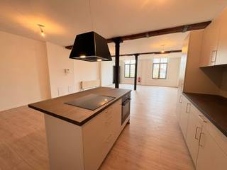 Quares - TREVI Groep presenteert:<br /><br />Op een toplocatie aan het bruisende Sint-Jansplein bevindt zich deze prachtige, volledig gerenoveerde loft waar ruimte, licht en karakter centraal staan. De royale leefruimte met hoge plafonds, authentieke balken en gietijzeren kolommen creëert een unieke sfeer en sluit naadloos aan op de moderne, volledig uitgeruste open keuken met kookeiland.<br /><br />Dankzij de grote raampartijen baadt de loft in natuurlijk daglicht, wat het open gevoel nog extra versterkt. De woning beschikt over twee volwaardige slaapkamers en een moderne badkamer, voorzien van een douche en lavabo. De hoogwaardige renovatie zorgt ervoor dat de loft volledig instapklaar is en hedendaags wooncomfort perfect combineert met authentieke charme.<br /><br />Een unieke woongelegenheid voor wie op zoek is naar een ruime en karaktervolle woning op een centrale ligging in de stad.